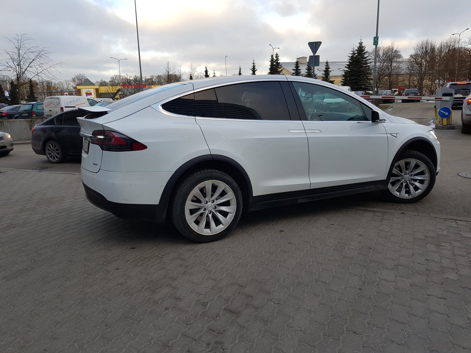 Taxify Tesla Model X